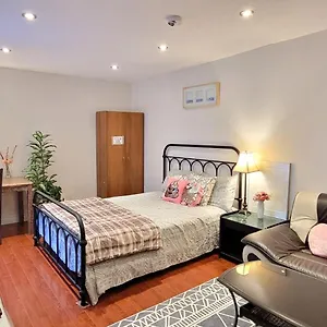 Mainfloor Spacious In Homestay